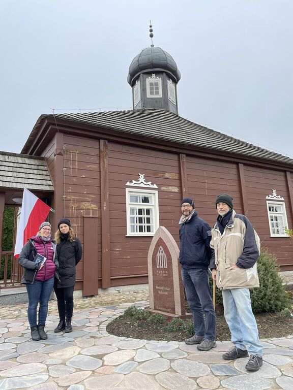 Una delegazione della Comunità di Varsavia nell’anniversario della caduta del muro di Berlino ha reso omaggio ai migranti morti nel tentativo di varcare la barriera tra Bielorussia e Polonia